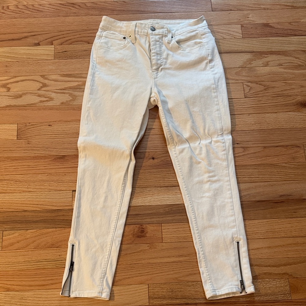 Women’s sz 29 Levi’s White Jeans with Zipper Details